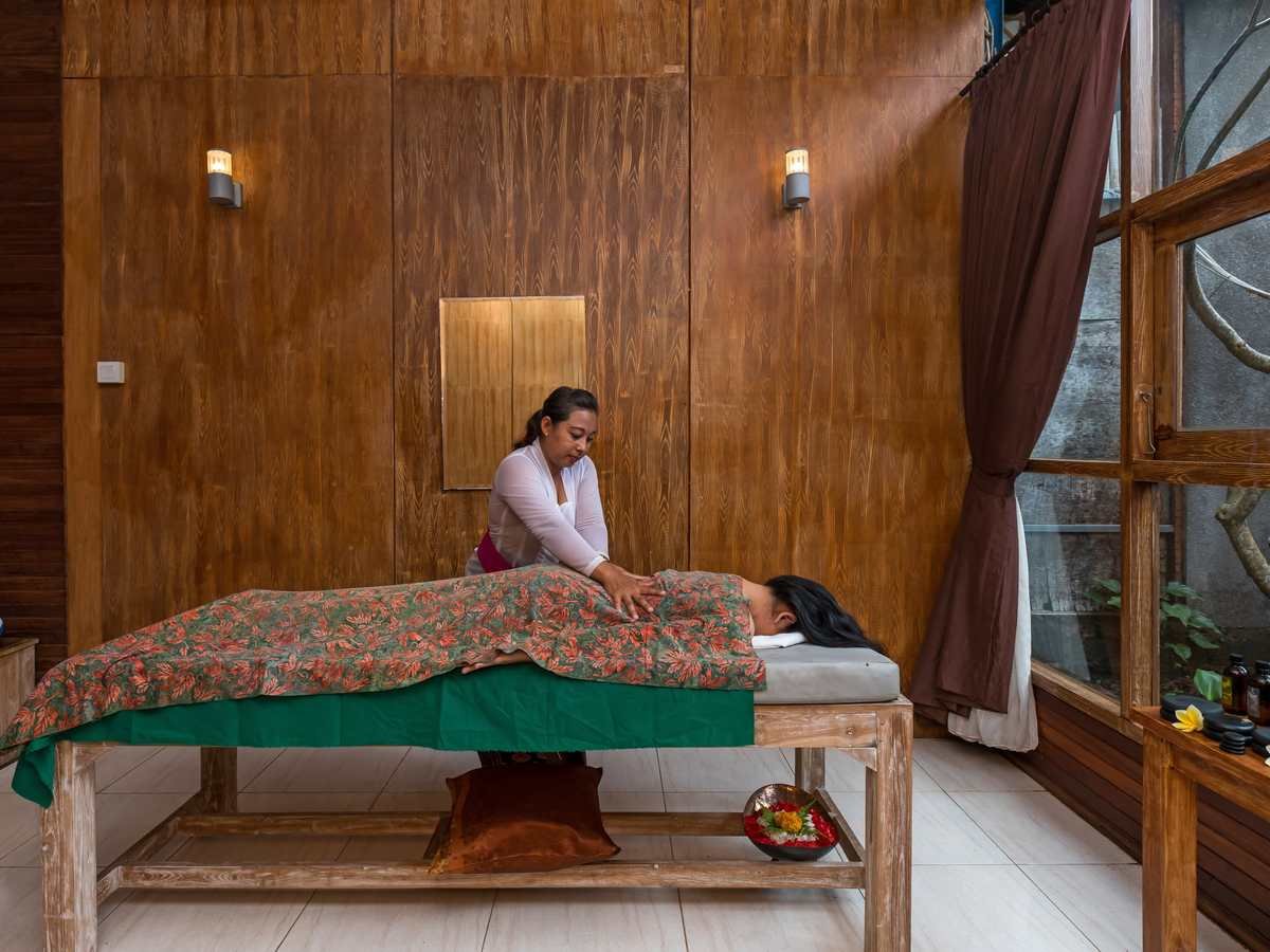 A treatment in progress at Ploenjai Thai Spa