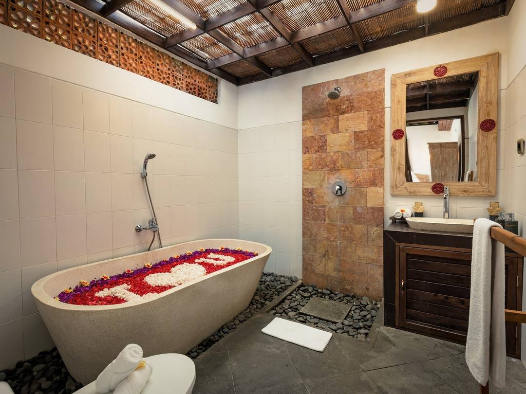 The bathroom: Bathtub and rain shower, made for two