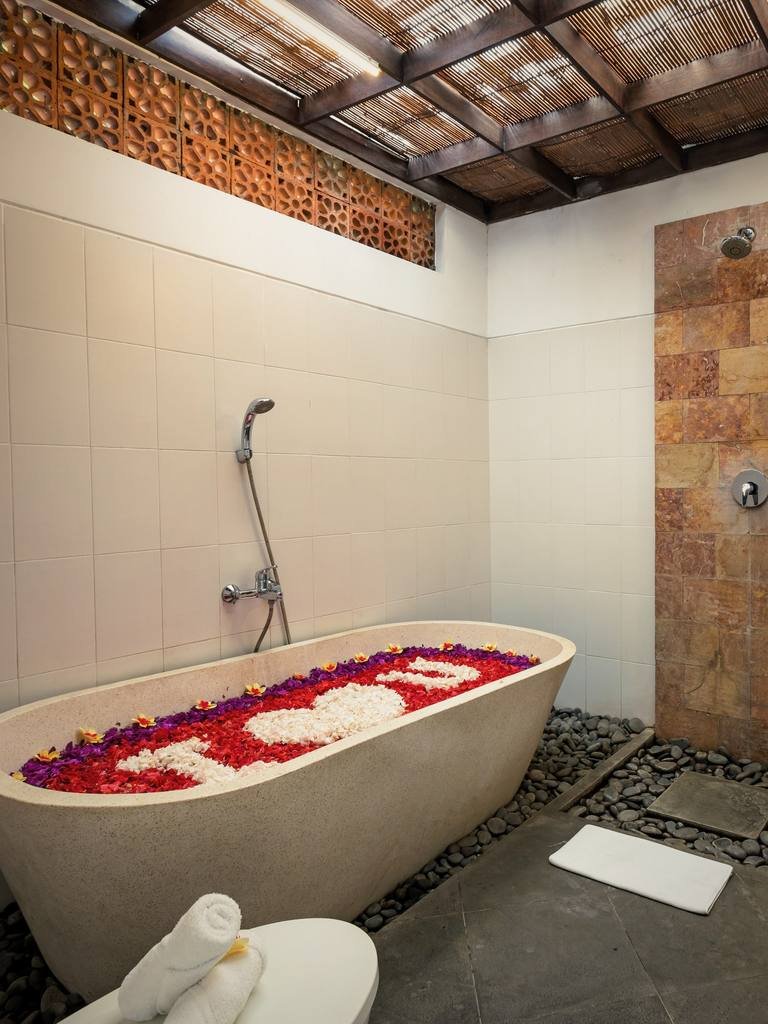 The bathroom: Bathtub and rain shower, made for two
