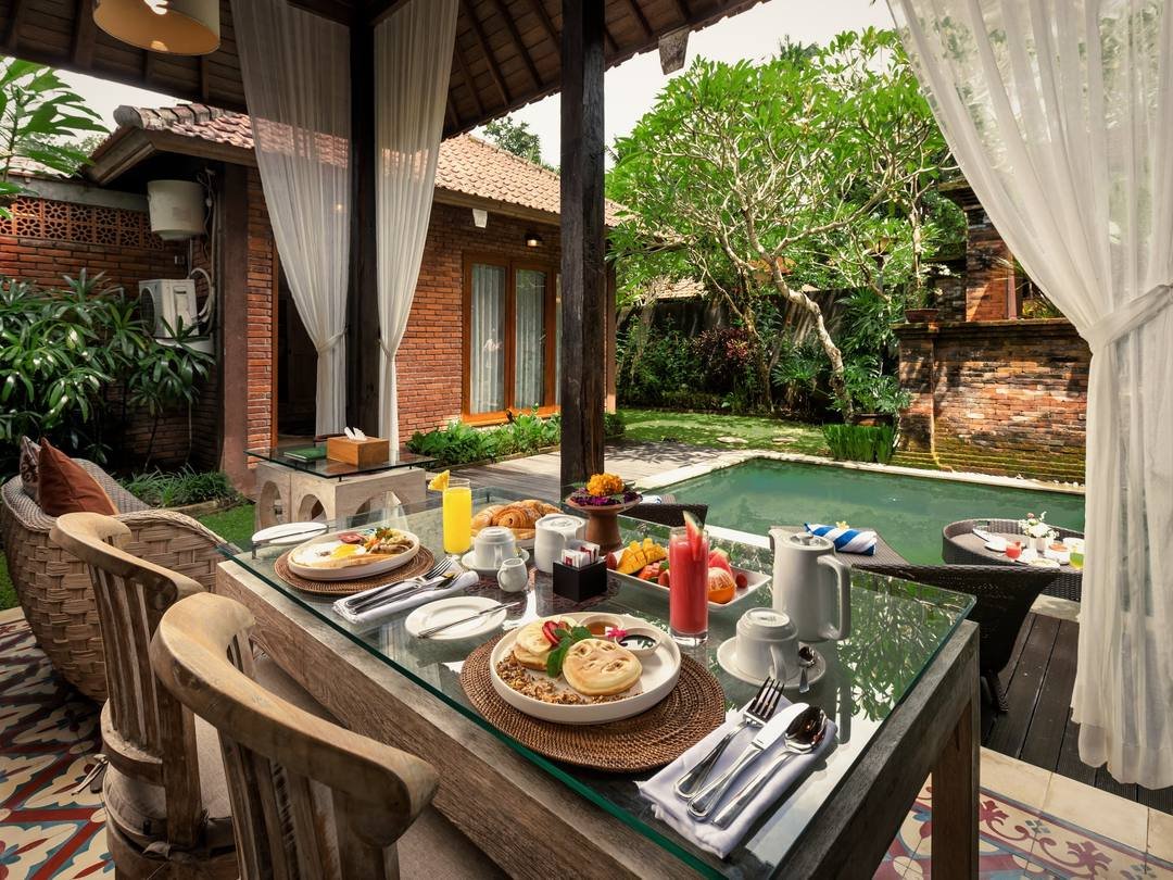 Kitchen and dining: Fully equipped, for dinners at home