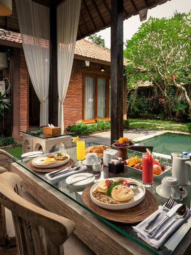 Kitchen and dining: Fully equipped, for dinners at home