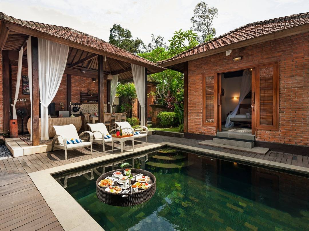 The pool: Private, with a romantic floating breakfast