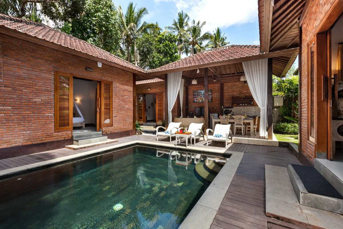 Brick villa pavilions around a private pool at Ubud Raya Resort
