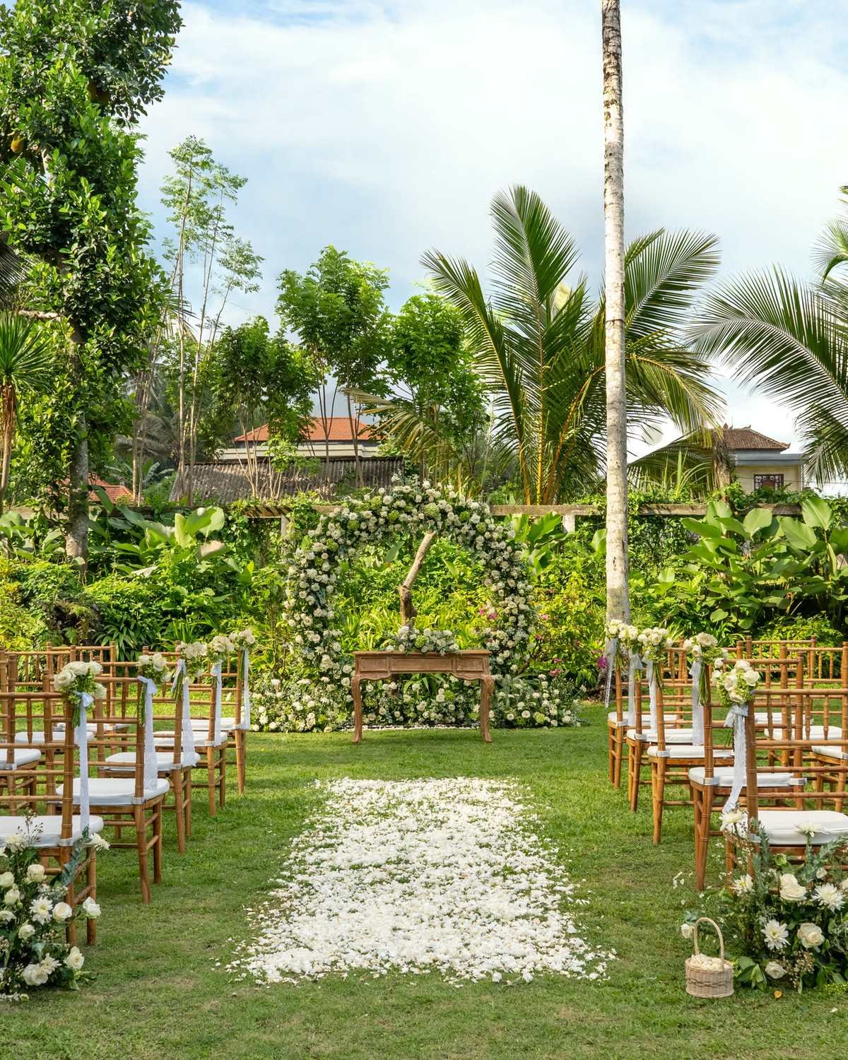A garden ceremony set on the resort lawn